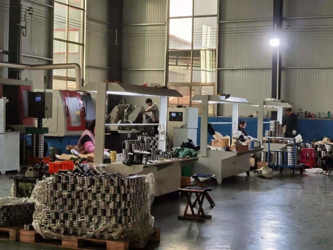 Dodatkowe części samochodowe BV611215APA BV61-1215-APA 8V411215BA 1501642 1668557 Podłogi przedniego koła dla Forda Focus D2 D3 2012
